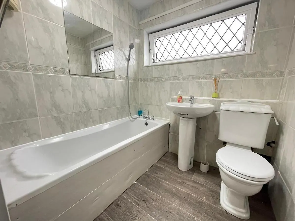 Spacious Bedroom In Beckton London